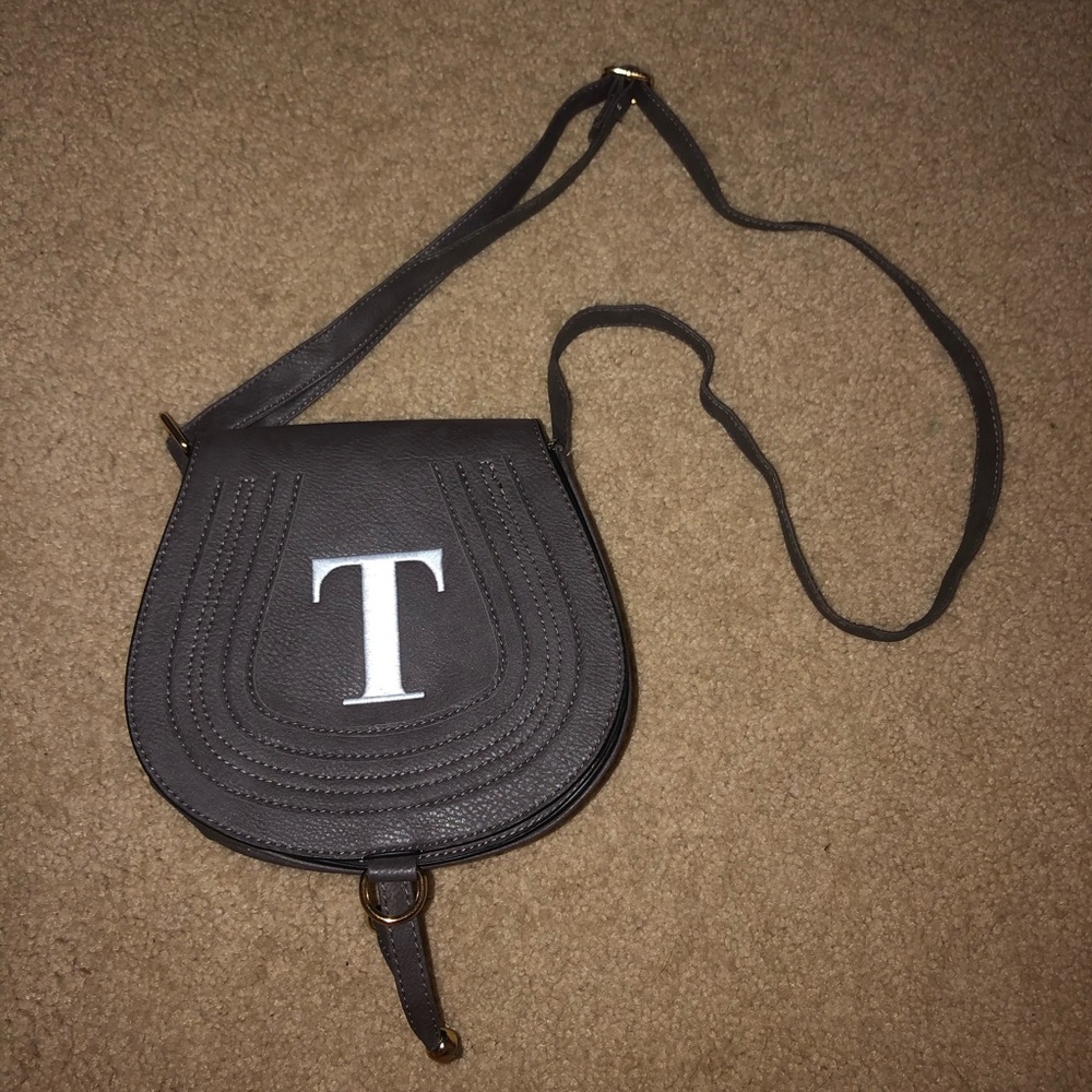 ⚡️FLASH SALE⚡️Faux Leather Purse w/ Embroidered“T”